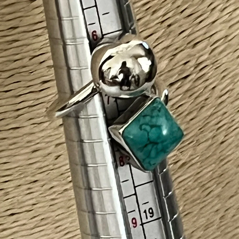 TURQUOISE & STERLING SILVER PRE-LOVED AUTHENTIC STYLE  DESIGN RING